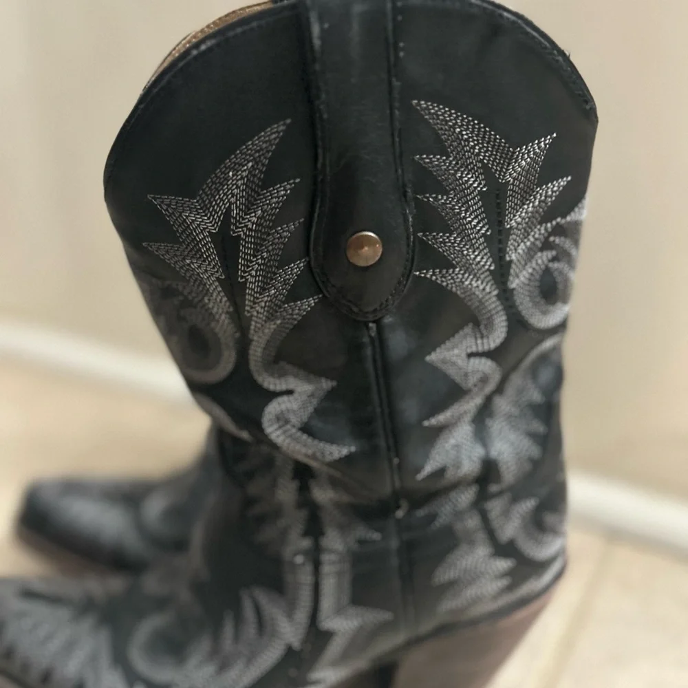 Black Western-Style Women's Boots - Picture 4 of 8